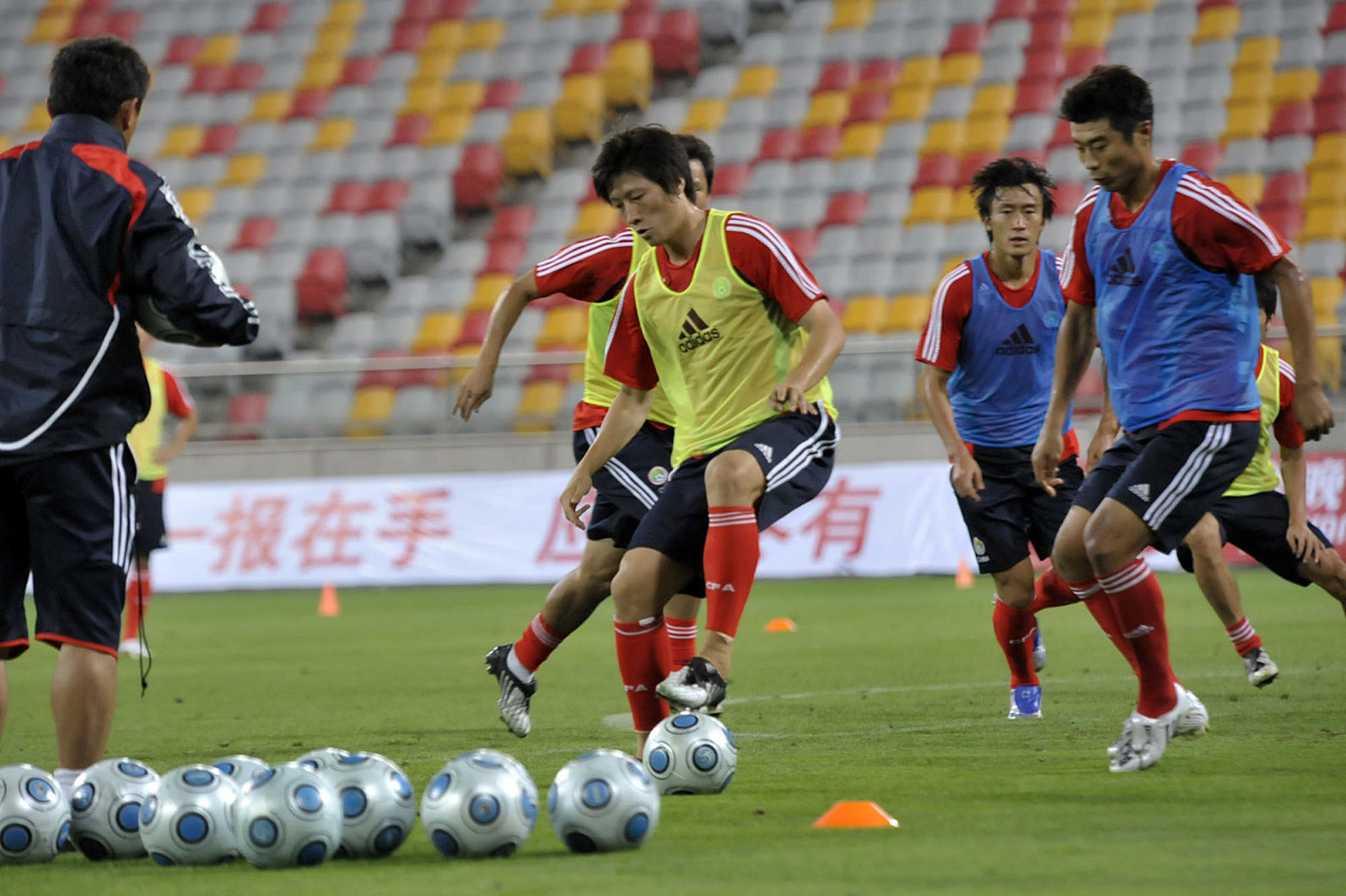 杭州亚运会男子足球比赛由1999年1月1日当天或之后出生的球员组成的