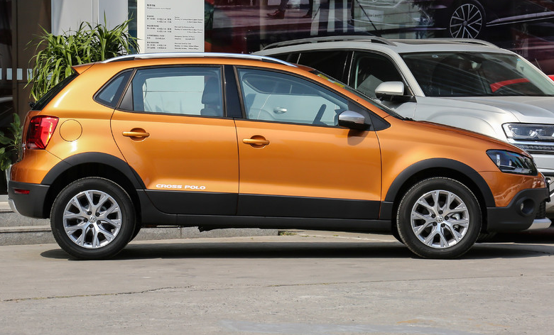 外形优雅大气的cross polo,内饰简洁舒适,广受人们的追捧