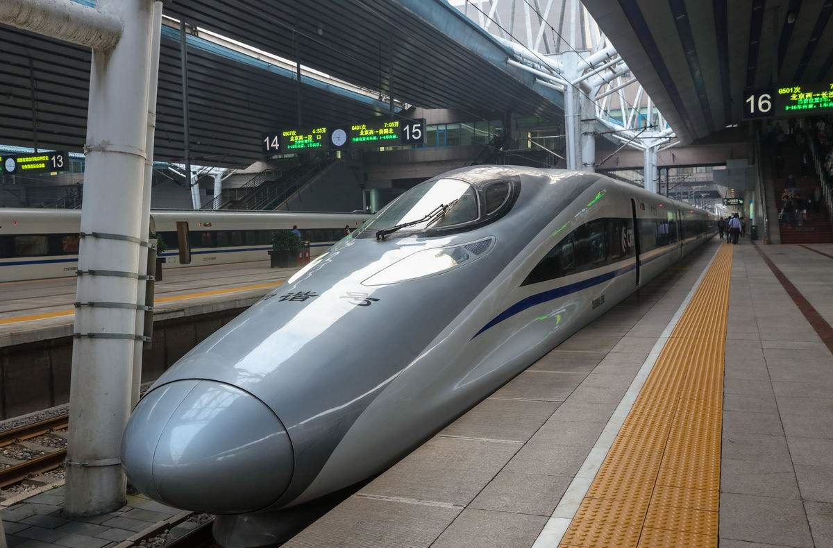 高铁跟绿皮火车有什么区别?游客拿它们做了对比,各有各的好处