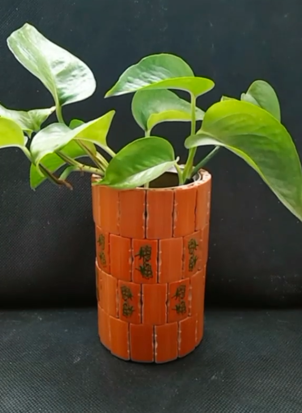 废物利用,家里的废弃麻将席不要扔,用它做漂亮的花盆种花装工具