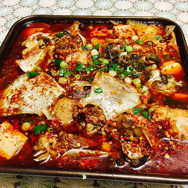 水煮鱼头这样做,好吃到连汤汁都能喝完,超级下饭