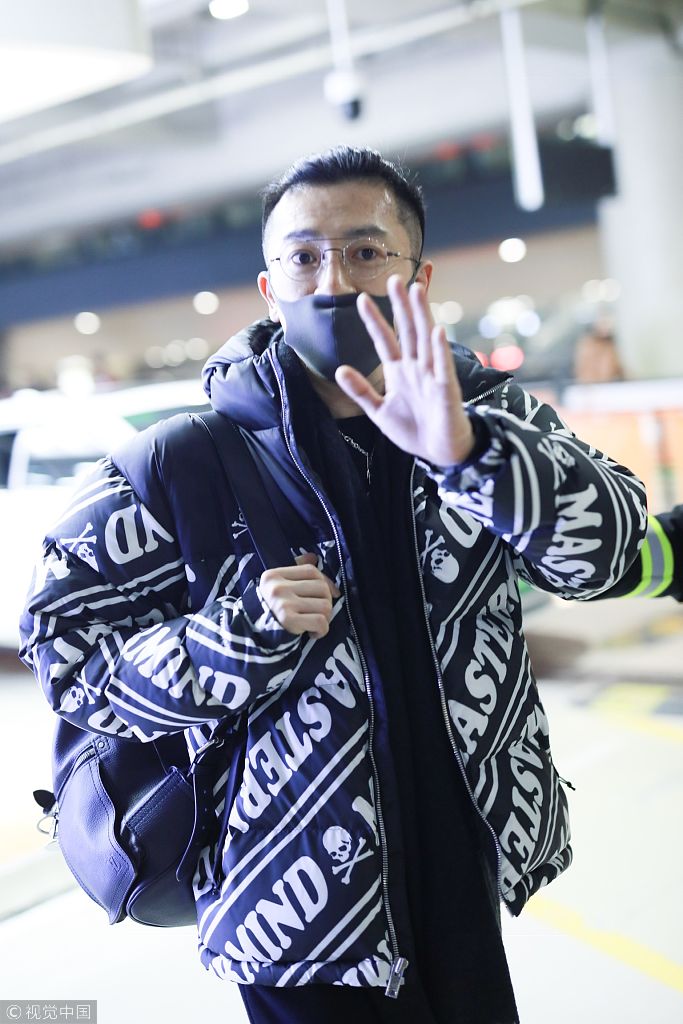 苏有朋练瑜伽变网友玩坏变表情包 口罩遮面单肩背包酷帅有型