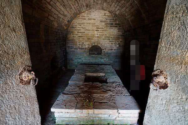 南京宿舍楼下挖出一座太监墓,棺材用4根铁链吊在半空