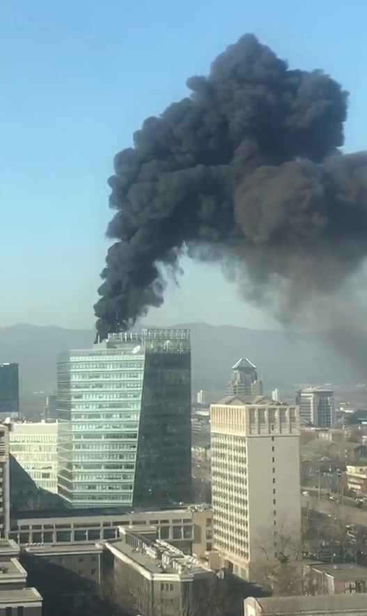 多名网友爆料称,北京海淀区中关村融科b座大厦疑似发生火灾,现场浓烟