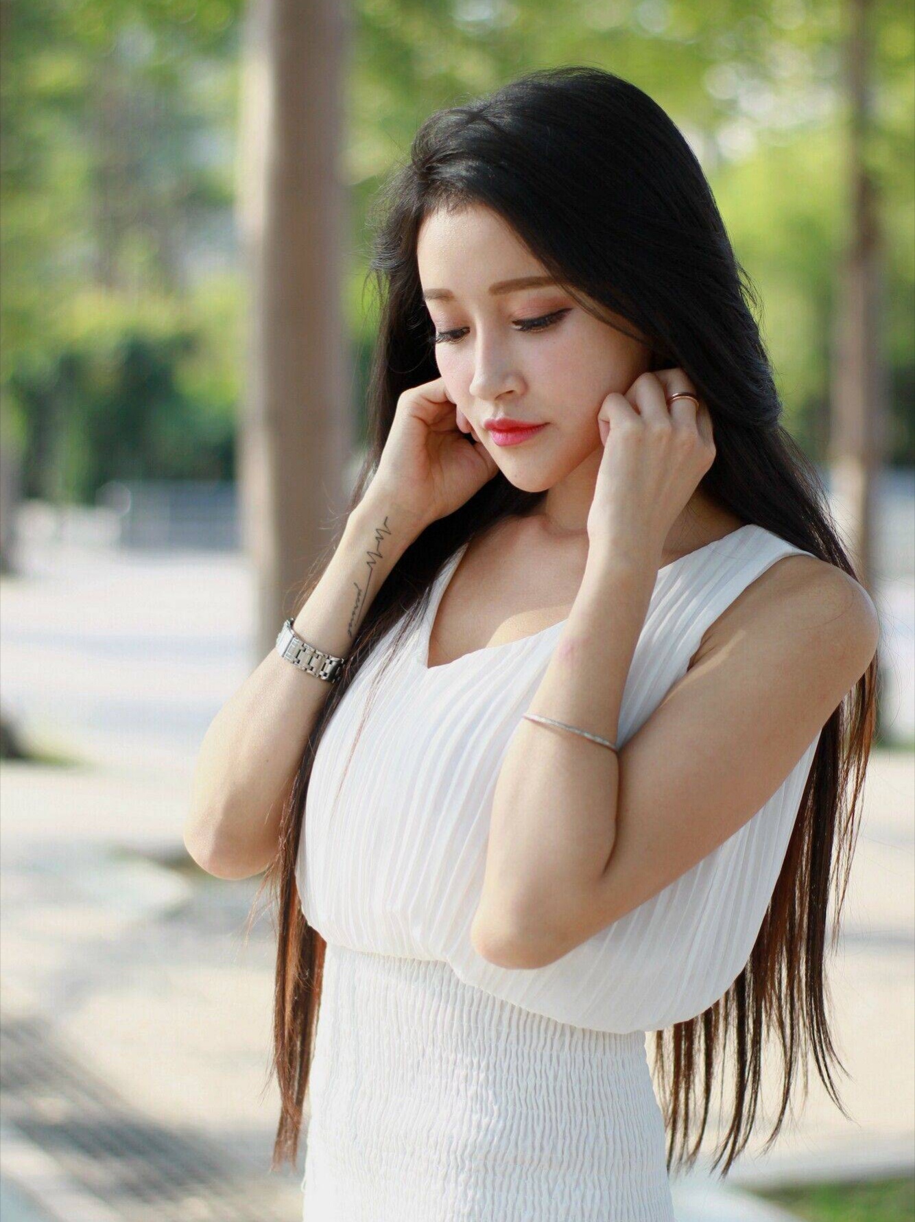 美图摄影:明媚艳丽的女子,身材苗条