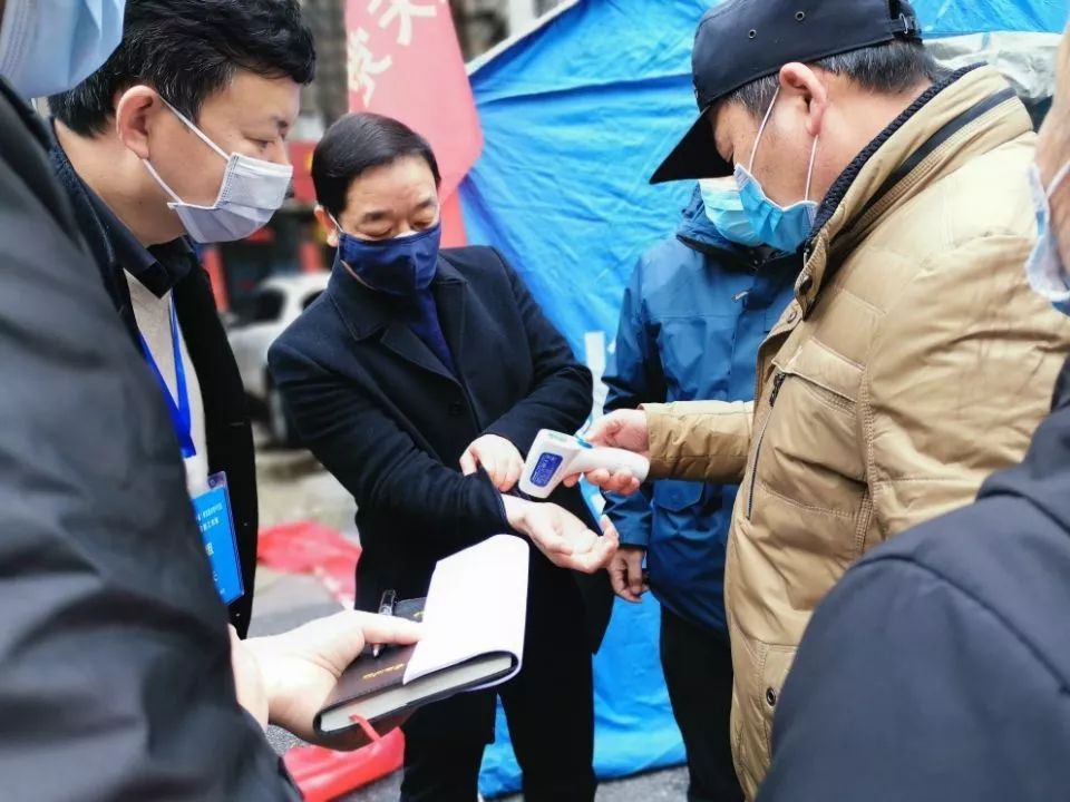 湖南省郴州市发改委主任周范平深入社区一线调研指导疫情防控