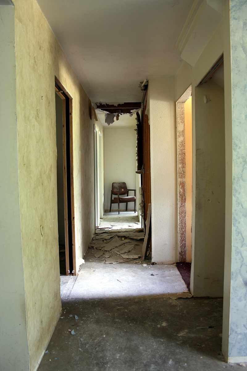 这个故事不仅展示了她的毅力和勇气,还引发了我们对烂尾楼问题的关注