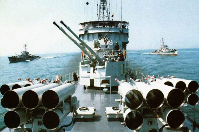 中国军舰甲板上出现一"圆筒"状奇特装置,西方军舰上普遍没有