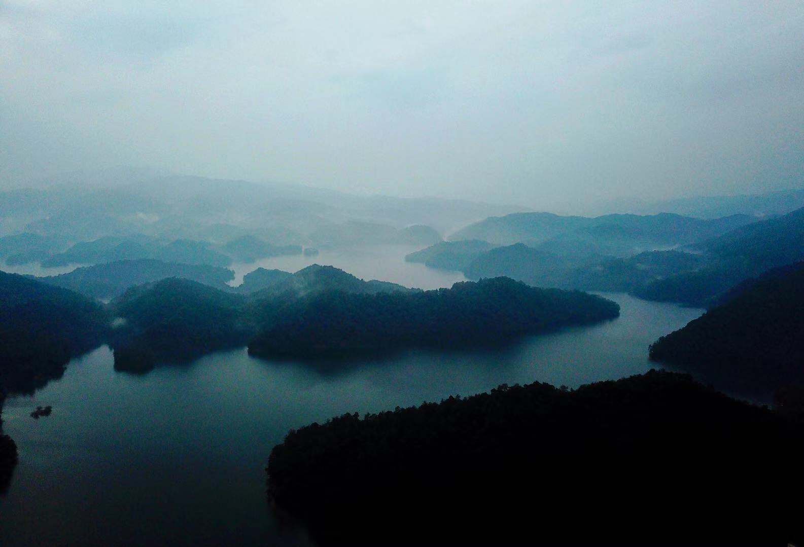 来陡水湖,必须要看陡水湖的水,环绕的群山以及三大小岛,因为岛内枫叶