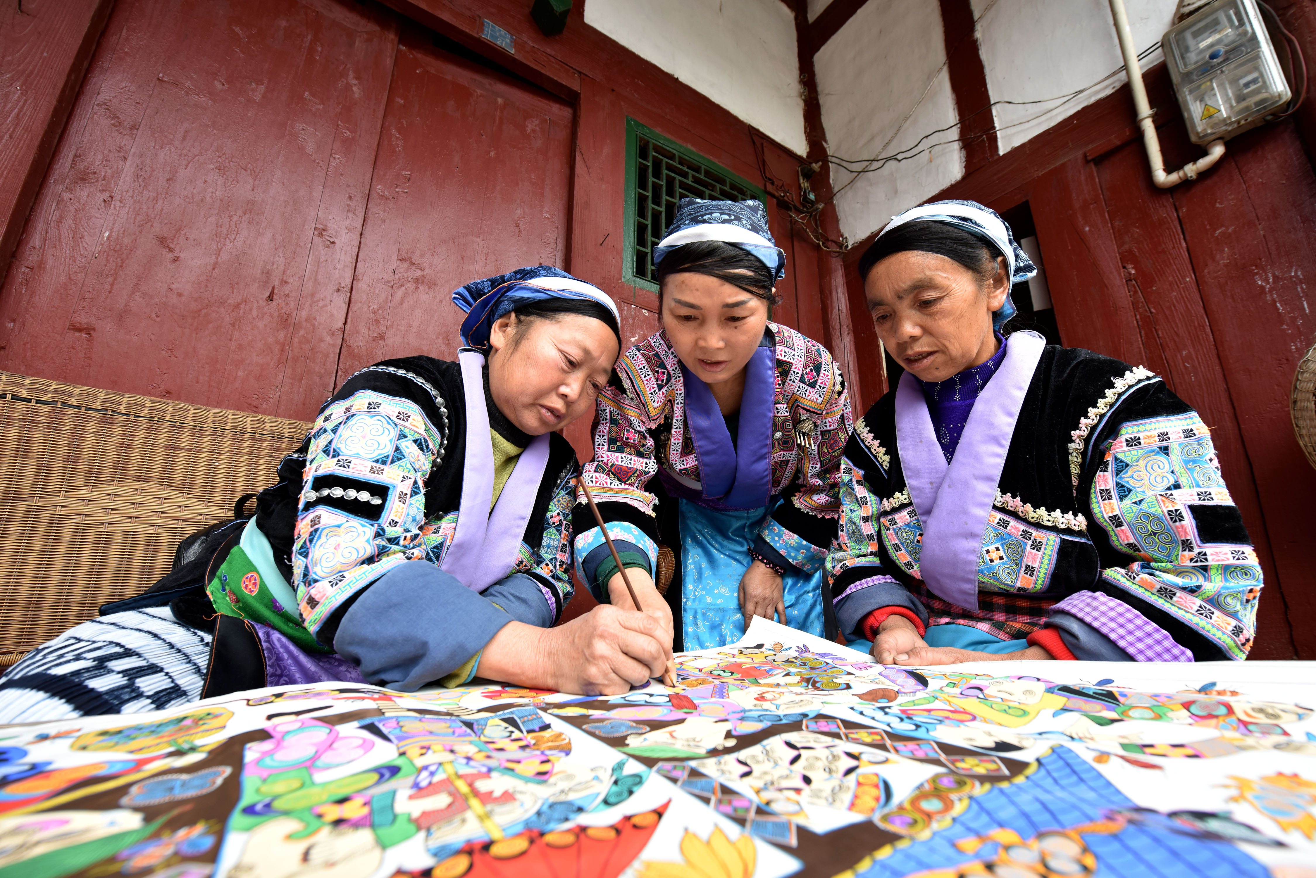 贵州龙里:苗族"画师"的30年苗画情怀(1)