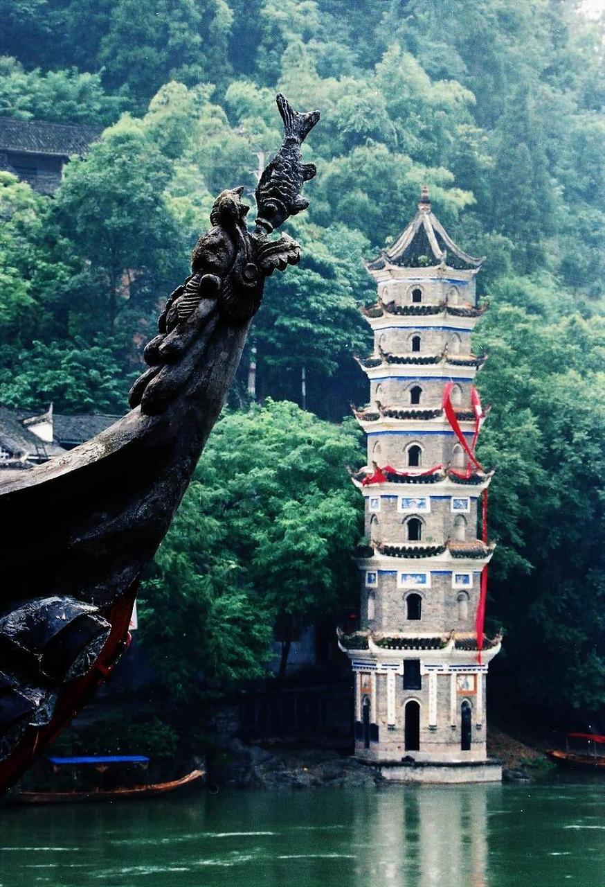 射洪位于四川遂宁,拥有丰富旅游资源,包括自然风光和人文历史遗迹.