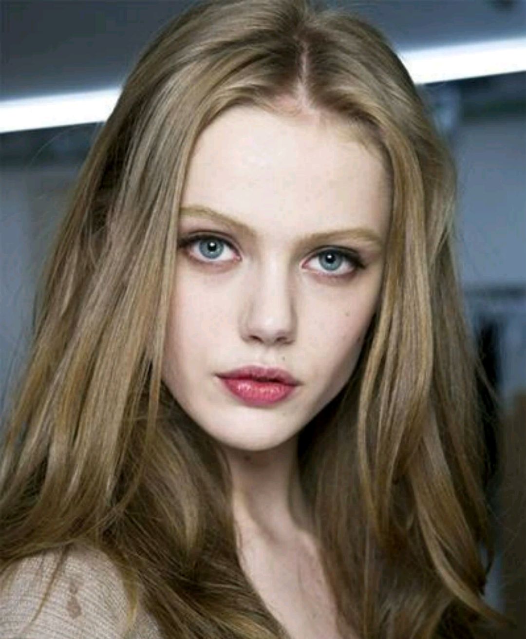 超模达达肤白貌美,美腿长又直,走台步风与众不同!