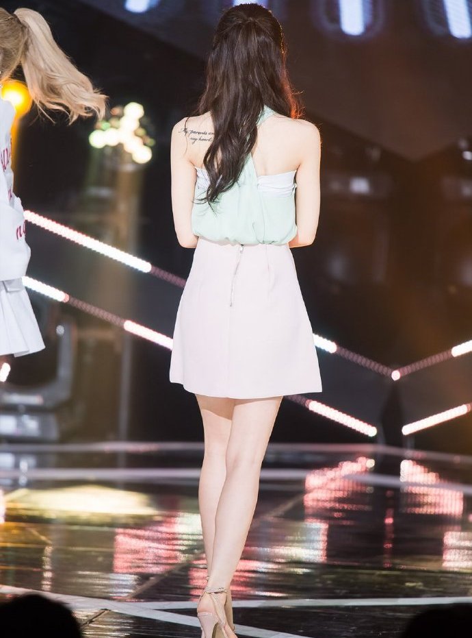 舞台上热舞的朴智妍,最后一张背影好酥,网友:心动了!