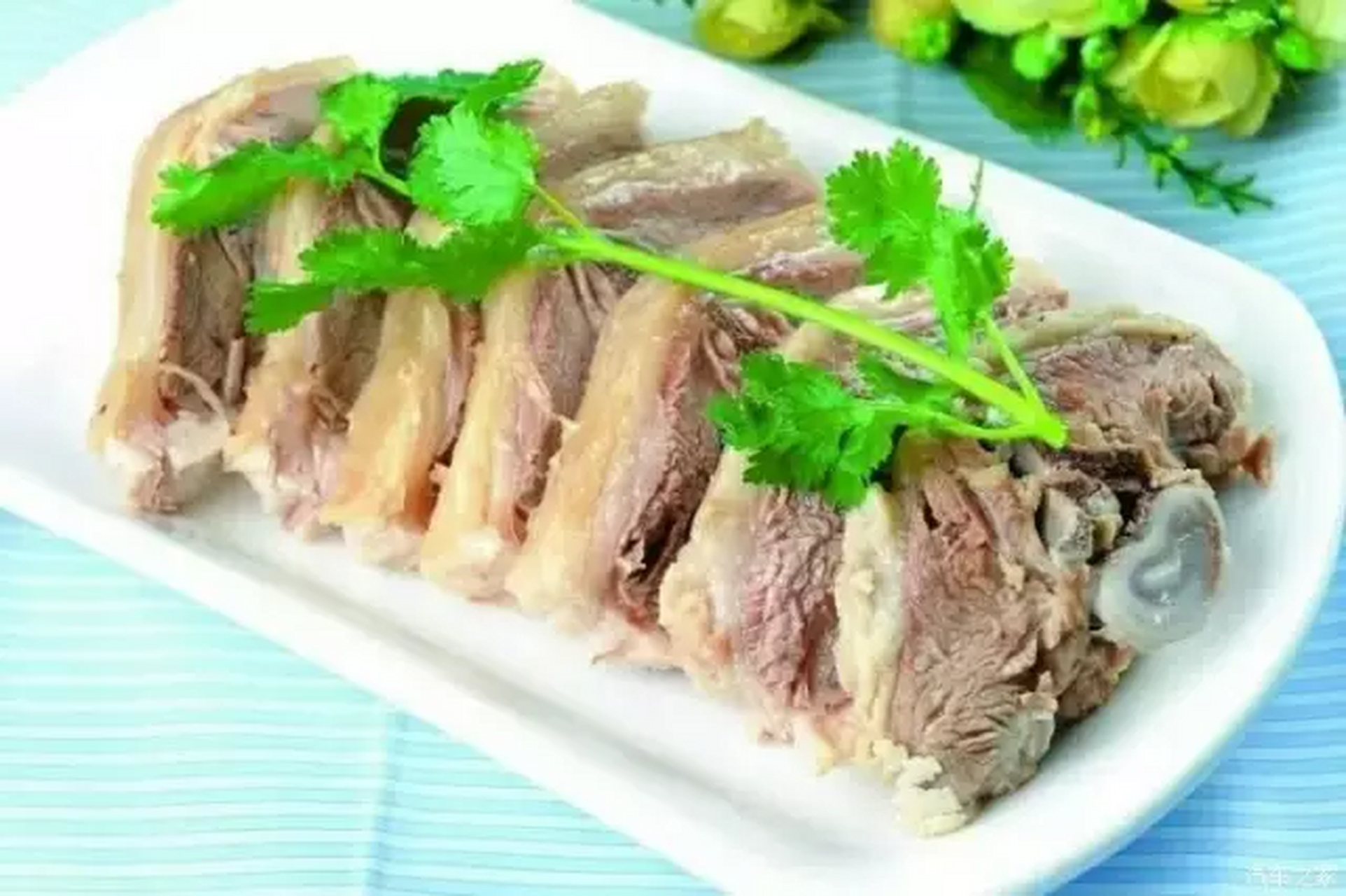 烹制东乡羊肉最富盛名的是姚桥镇的儒里,这个原名朱家圩的小集镇,传说