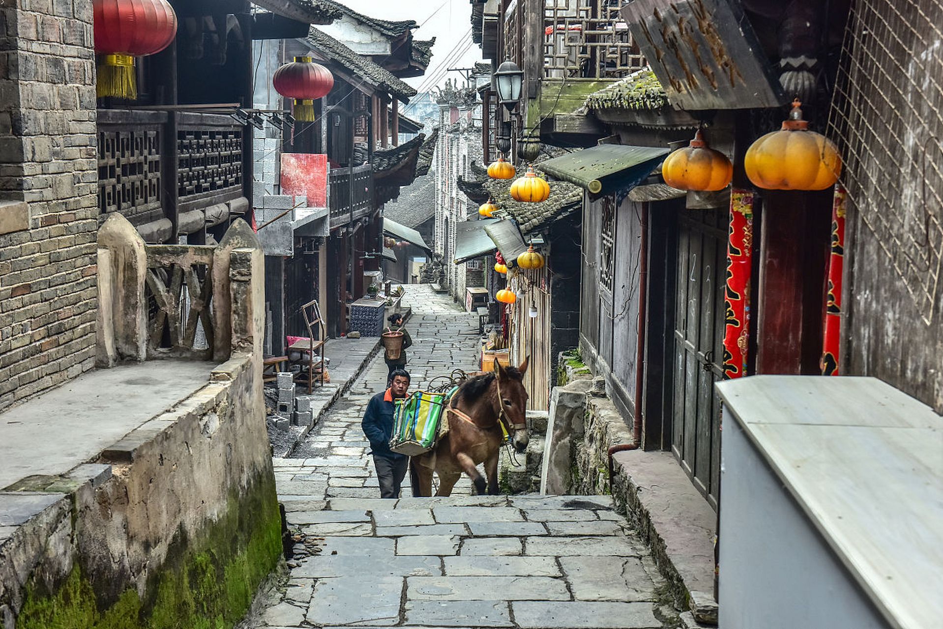 江口古镇是一个历史文化名镇,有着古色古香的街道和以明清风格为主的
