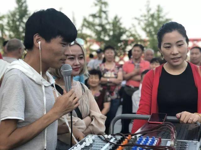 命运以痛吻我,我仍报之以歌,残疾歌手王亮奥体演唱,引众人围观