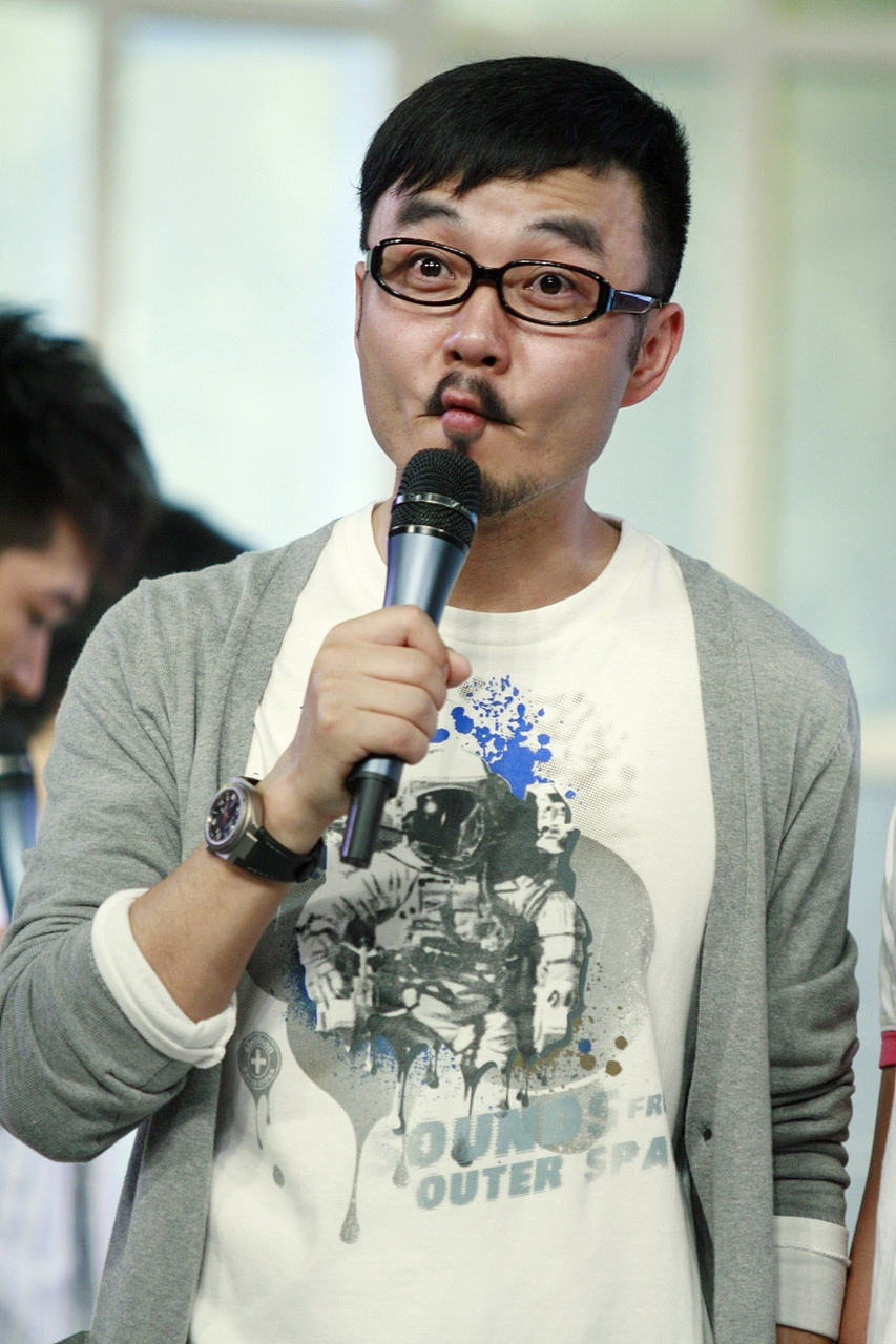 10岁了 2,婚姻状况:离异后再婚,现任妻子是芒果台的主持人杨乐乐;前妻