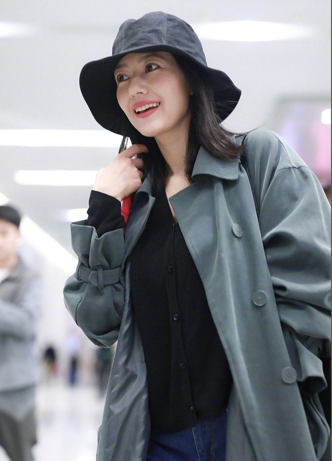 40岁高圆圆机场秀美照,休闲的打扮好显年轻,常练瑜伽身材好