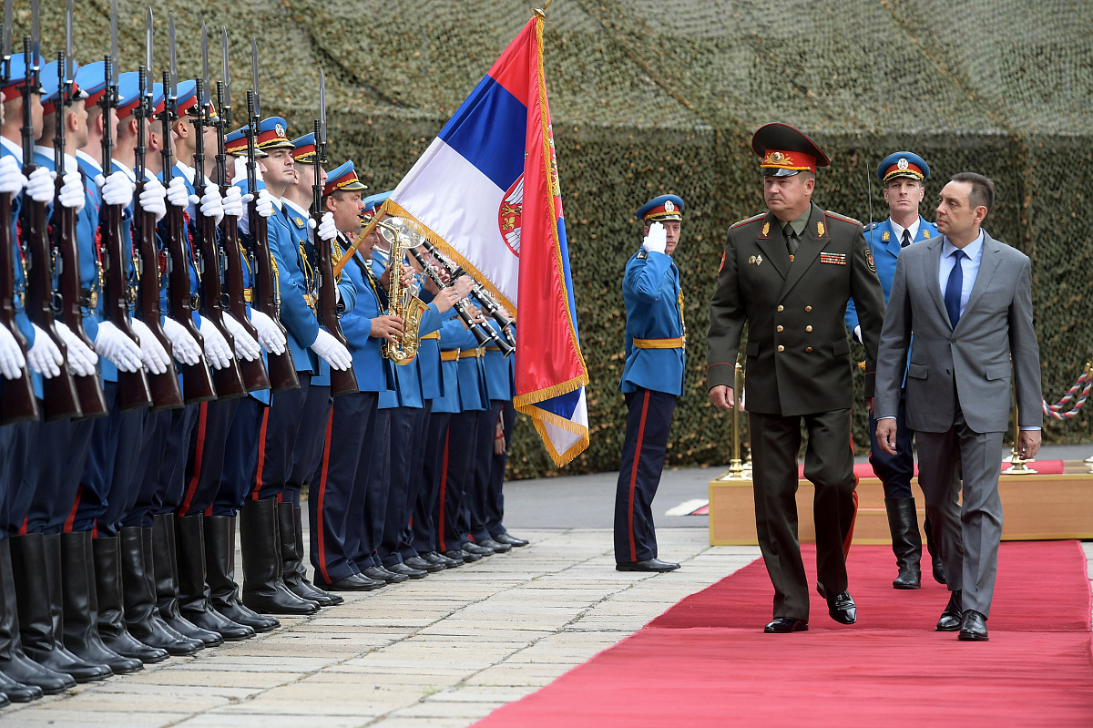 白俄阅兵,中国三军仪仗队出场画风大变,现场嘉宾自发起立鼓掌
