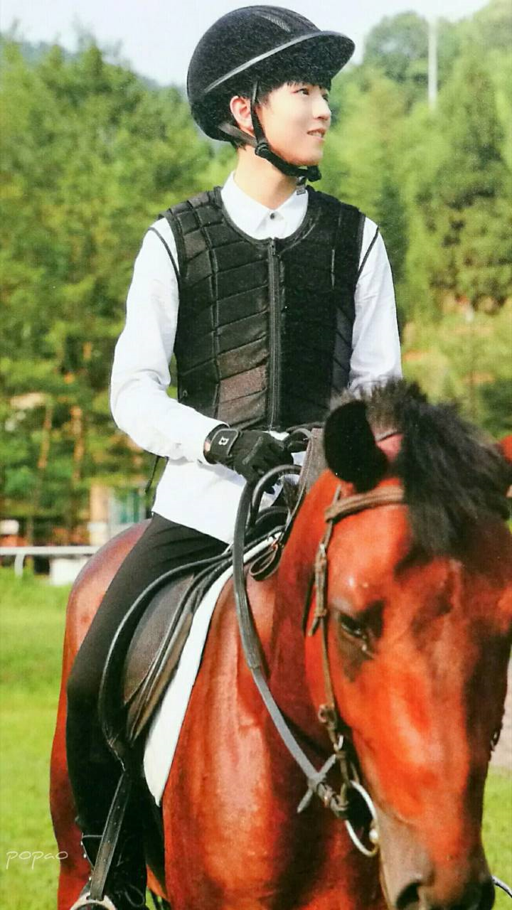 王俊凯这套骑马装清秀又俊朗,中世纪贵族小王子的既视感