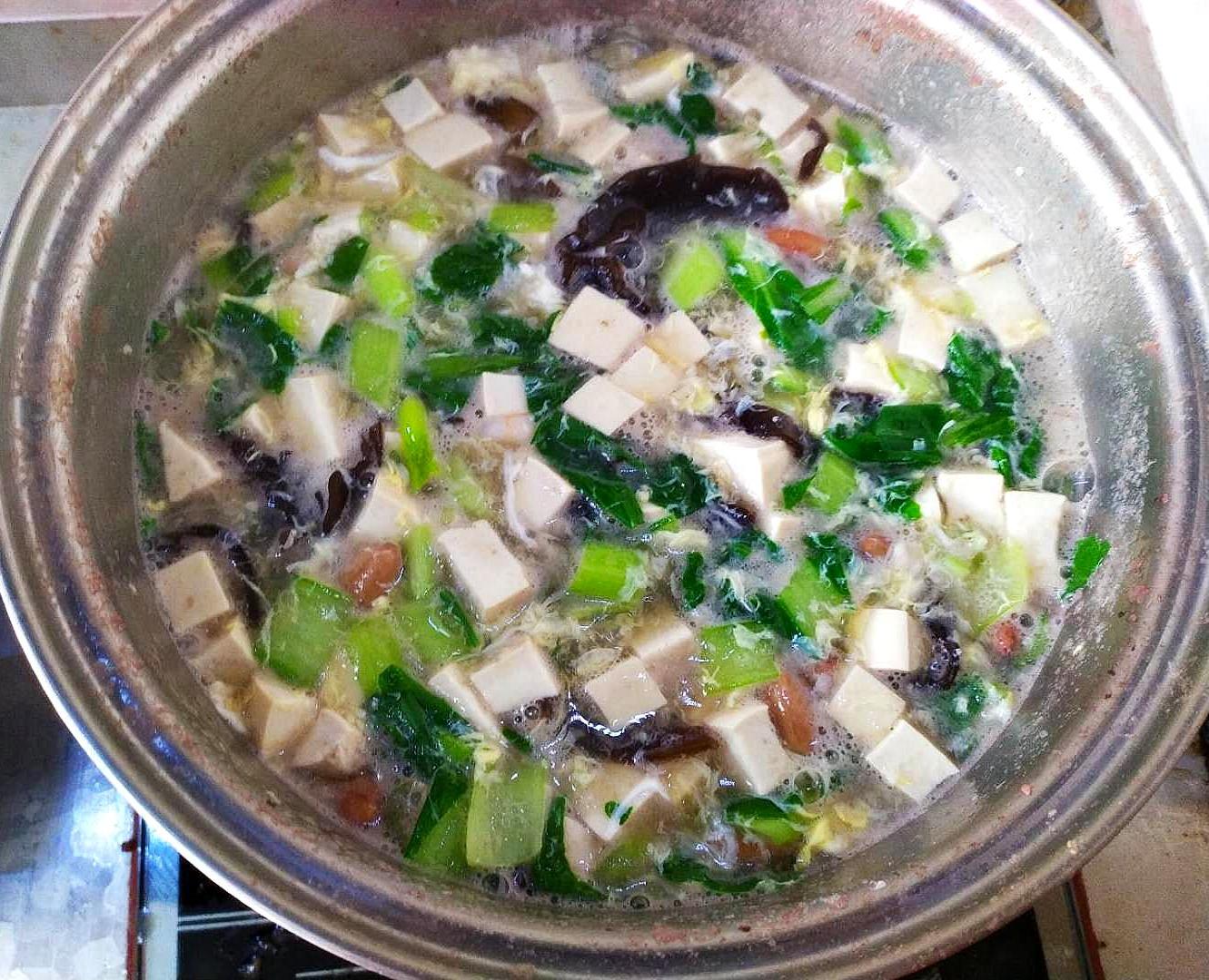 鸡蛋豆腐虾仁木耳汤,老妈做了几十年,顿顿吃都不腻