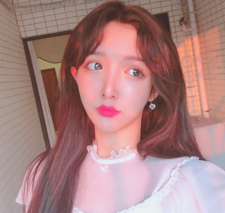 "女装大佬"艾比晒美照,却被网友批鼻子太假,被整容医院忽悠了