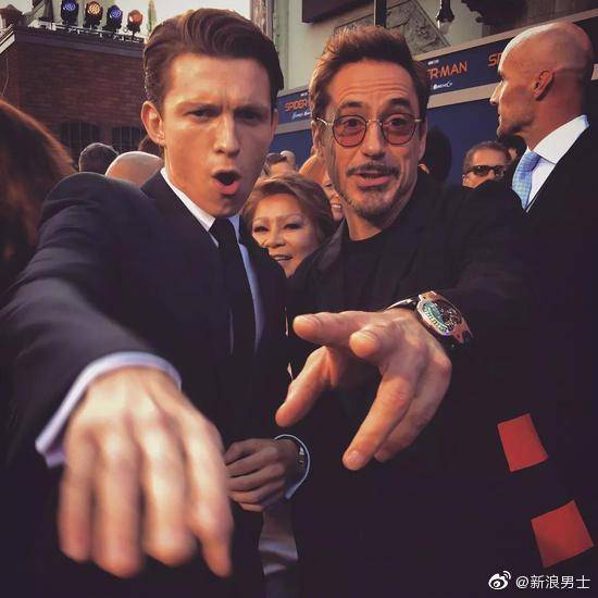 小罗伯特唐尼因为钢铁侠一角为大家熟知,托尼斯塔克成为荧幕经典角色.