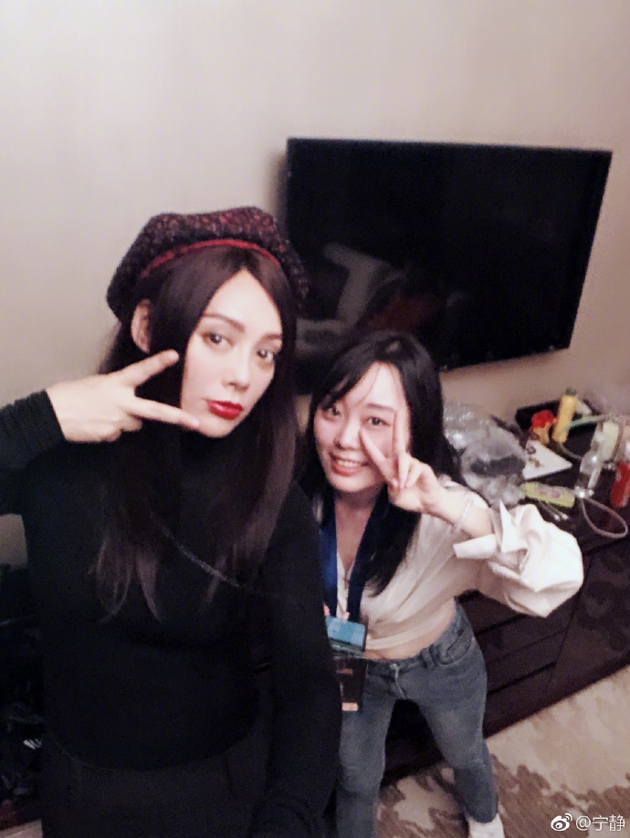 宁静晒与工作人员合影