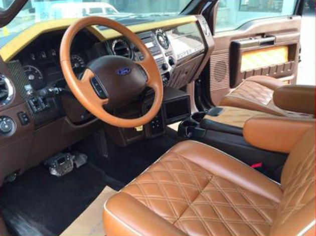 而且猛禽f650在内饰设计上也是相当讲究,配备标准独特的皮革和布艺