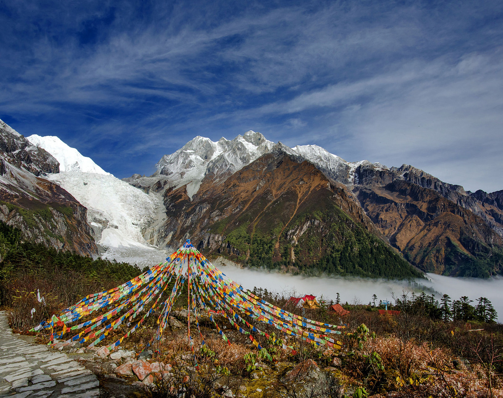 海螺沟位于四川省甘孜藏族自治州的泸定县内,是贡嘎山风景区和峨眉山
