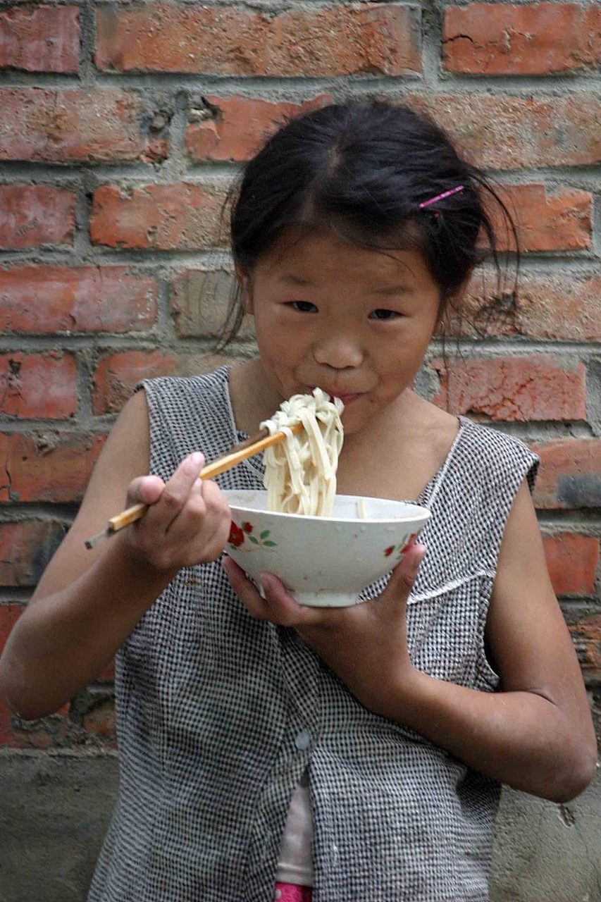 可怜兮兮的小女孩图片图片