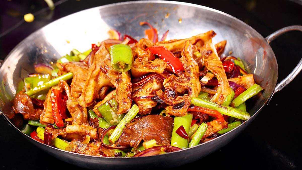 干锅毛肚:汤汁浓郁,香味扑鼻,吃了还想吃