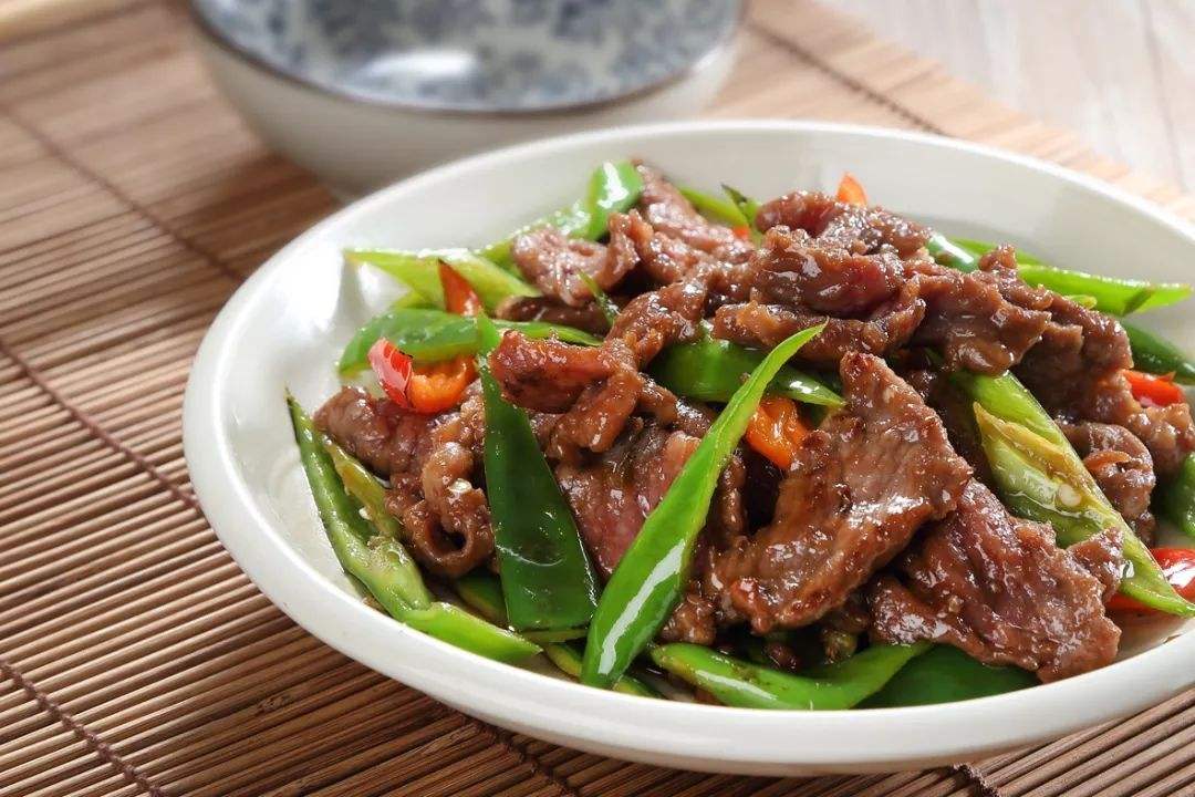 大厨教你做"青椒牛肉",又嫩又滑,鲜香麻辣,让你多吃两碗饭!