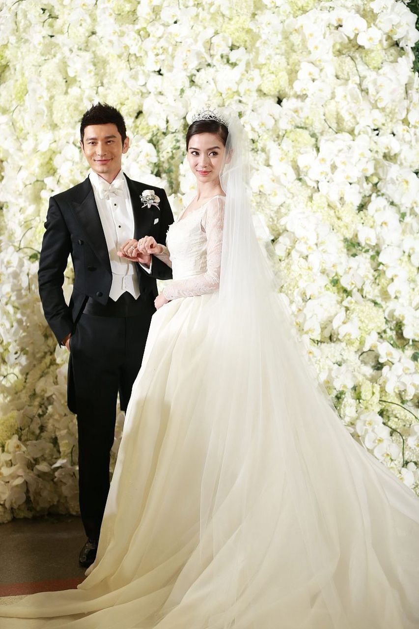 经过一年多的离婚,黄晓明坦言他曾面临与angelababy的婚姻困扰.  在这