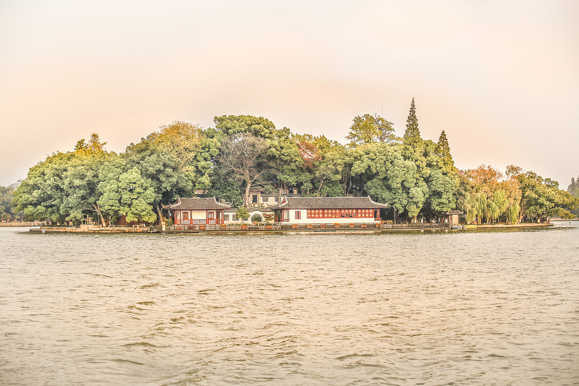 杭州有西湖,而嘉兴则有南湖.