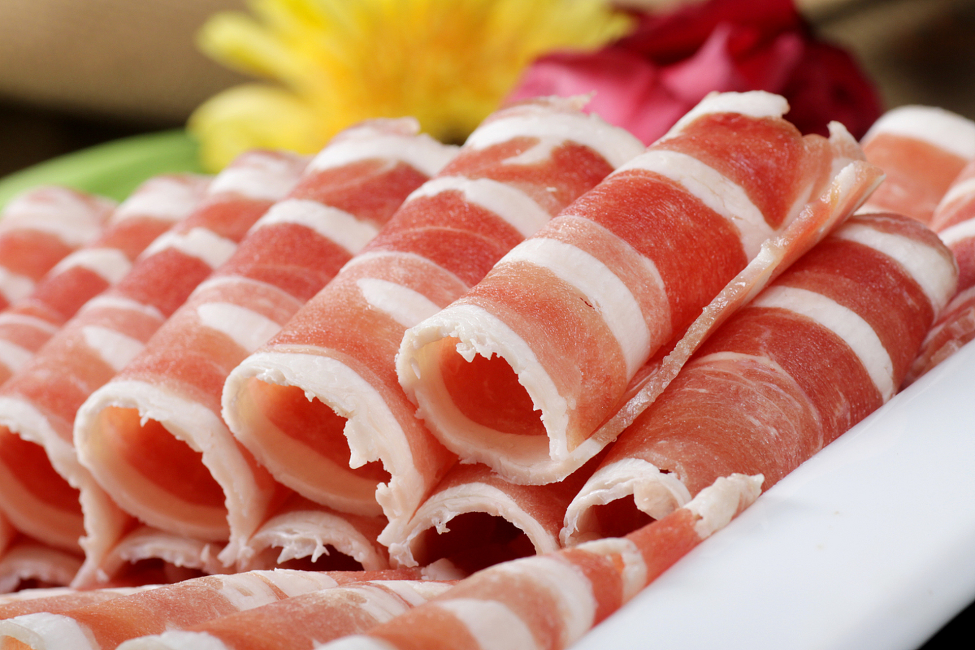 而有时,同样的羊肉卷,涮熟后却口感发柴,让人疑惑不解.