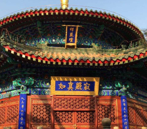 寺门额"敕建岫云禅寺"为康熙帝手书.