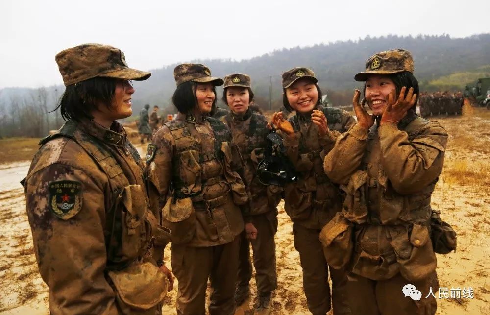 满身泥巴的女兵,美得让人泪目!