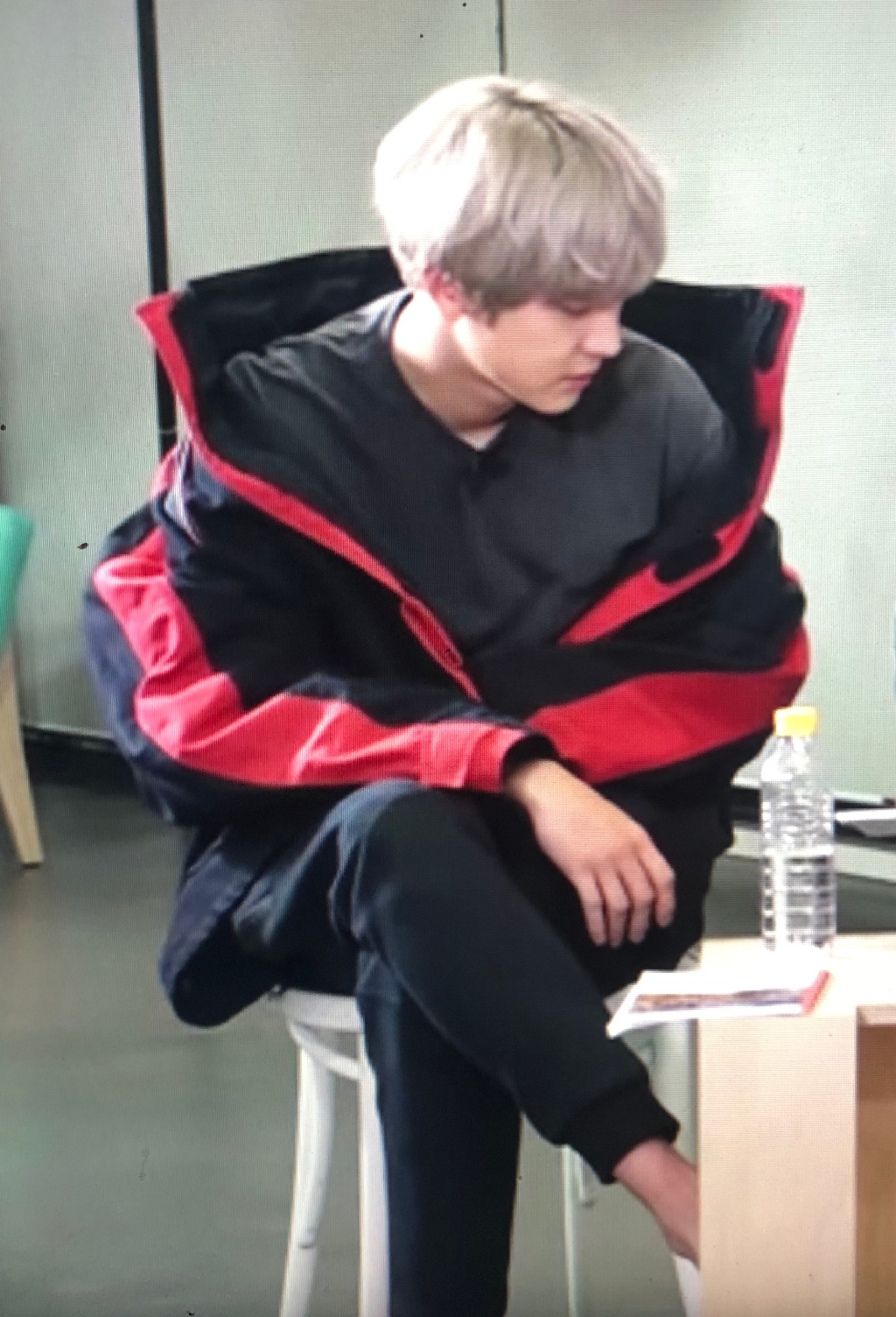 灿烈举铁有成效 但无奈手腕脚踝"壮"不起来