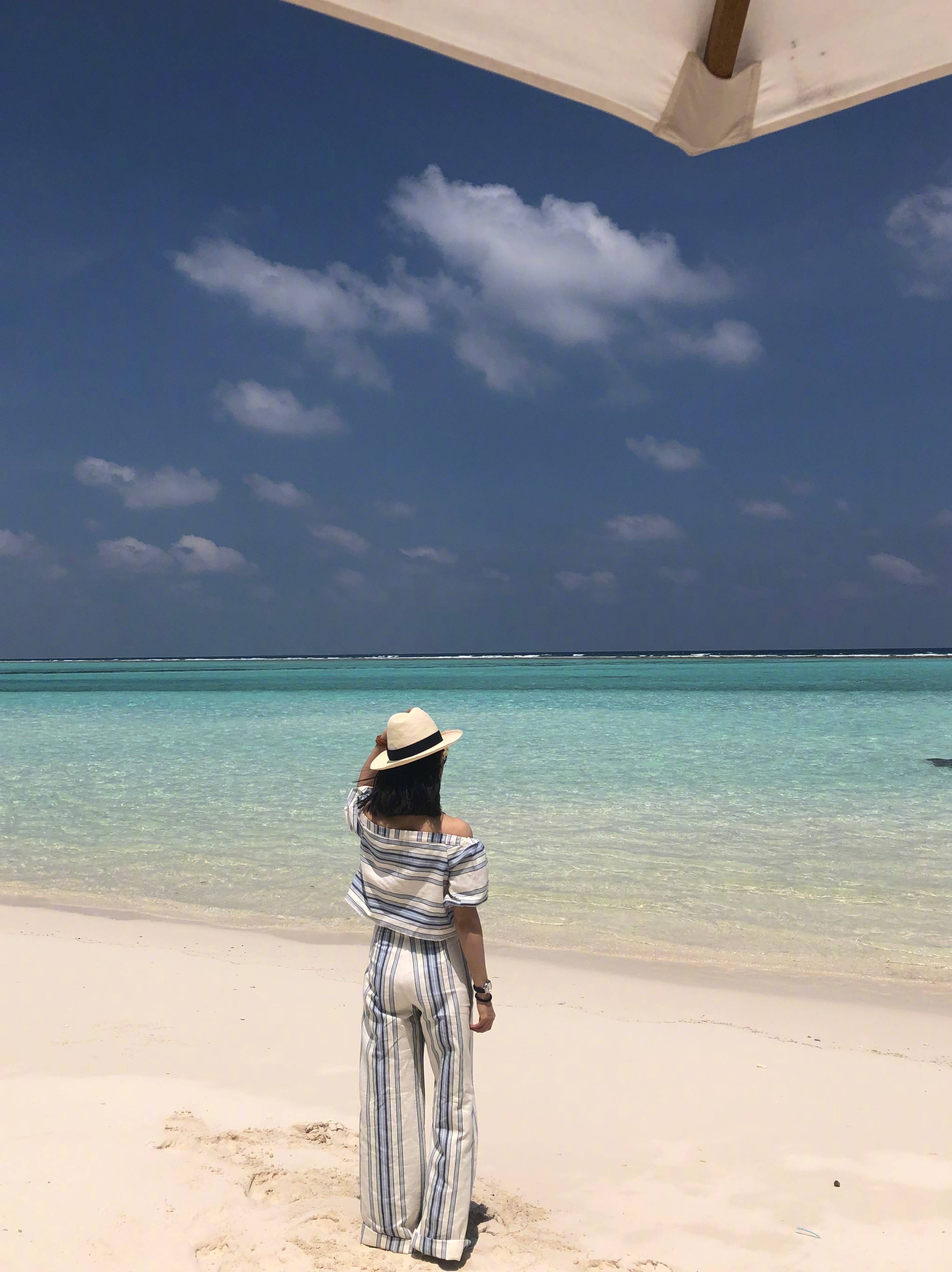 36岁林依晨晒海边度假,秀泳装照身材清瘦少女依旧