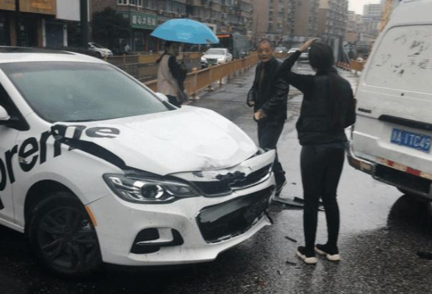 雪佛兰科沃兹追尾面包车,网友:这吸能是跟日系车学的吧