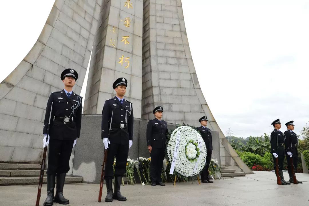 在宣誓员的带领下,一起重温入警誓词,并现场瞻仰公安烈士郑贻楷的遗像