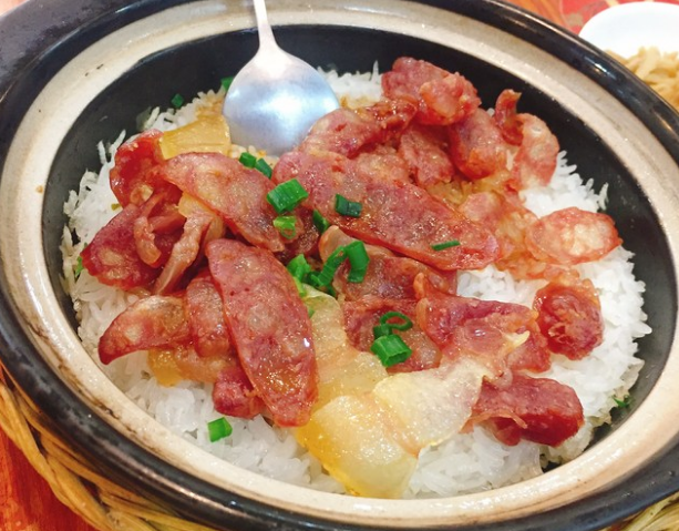 煲仔饭30元,长粒米,上面铺着腊肠,下面的底有酥酥的味道,整盆都被我一