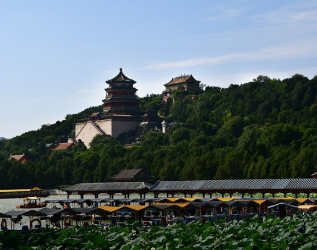 它是以昆明湖,万寿山为基址,以杭州西湖为蓝本,汲取江南园林的设计