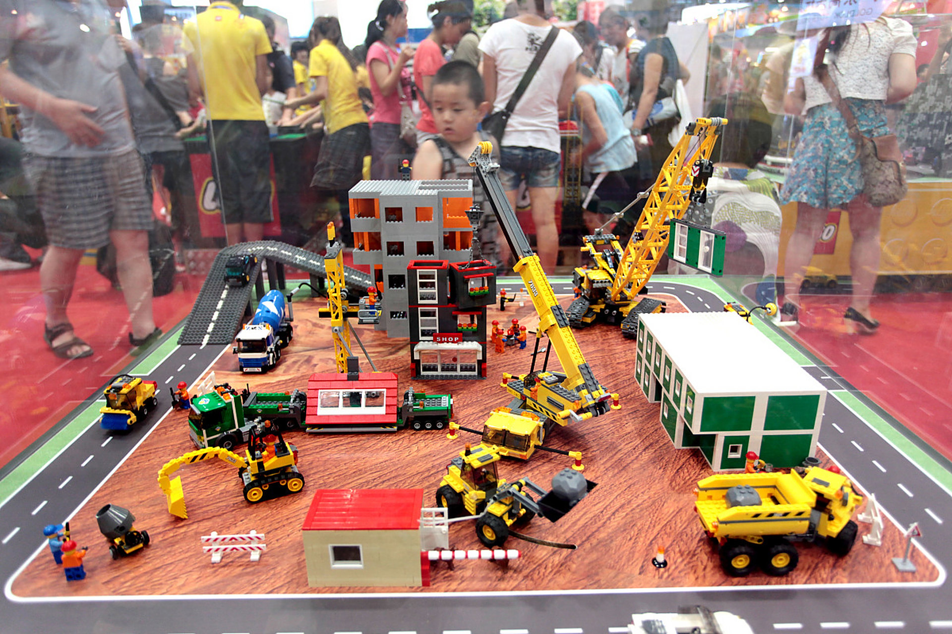 用你的巧手拼装乐高电动积木吊车,感受从零到一的神奇过程.