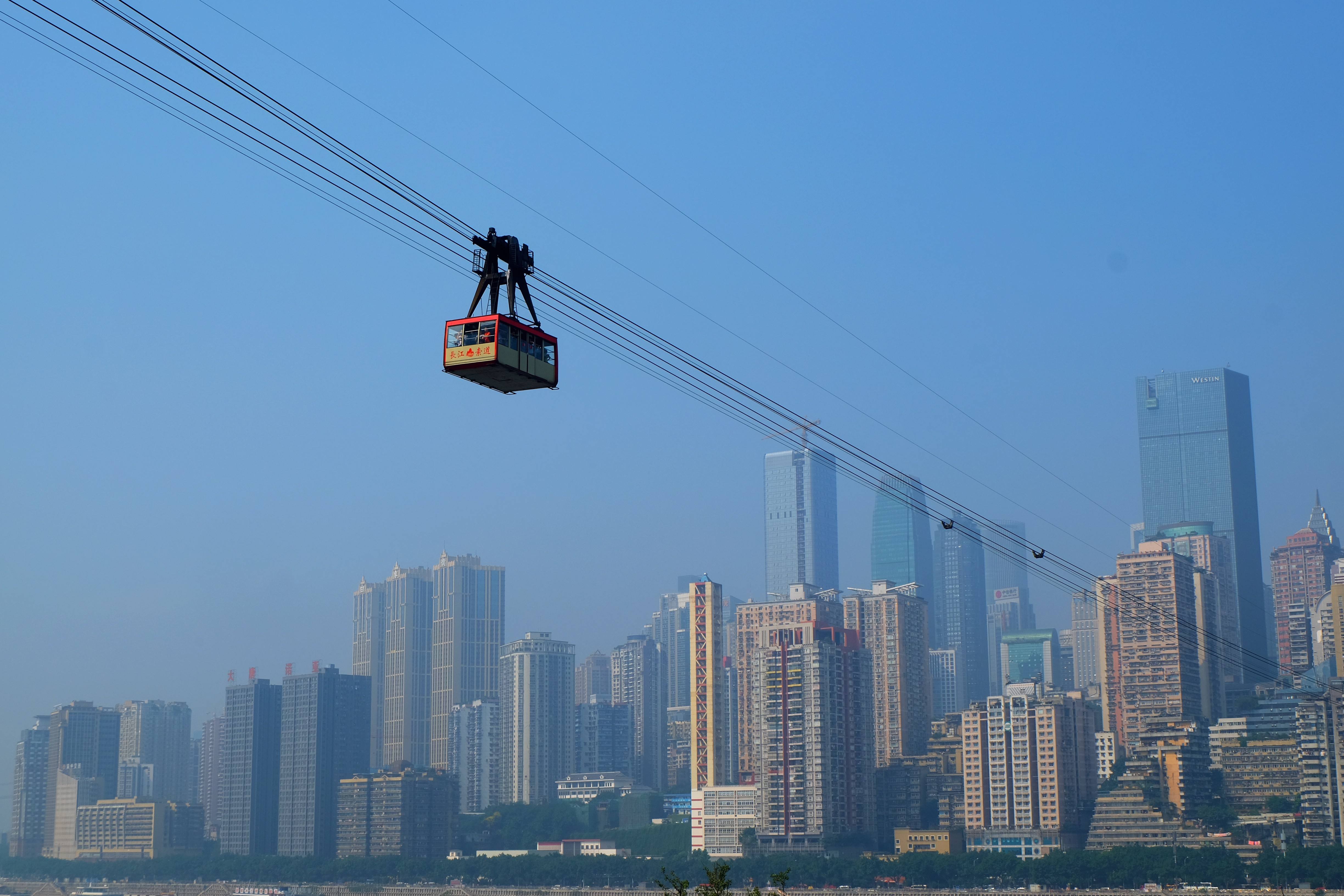 乘坐重庆长江索道,俯瞰山城夜景,被誉为"空中公共汽车"