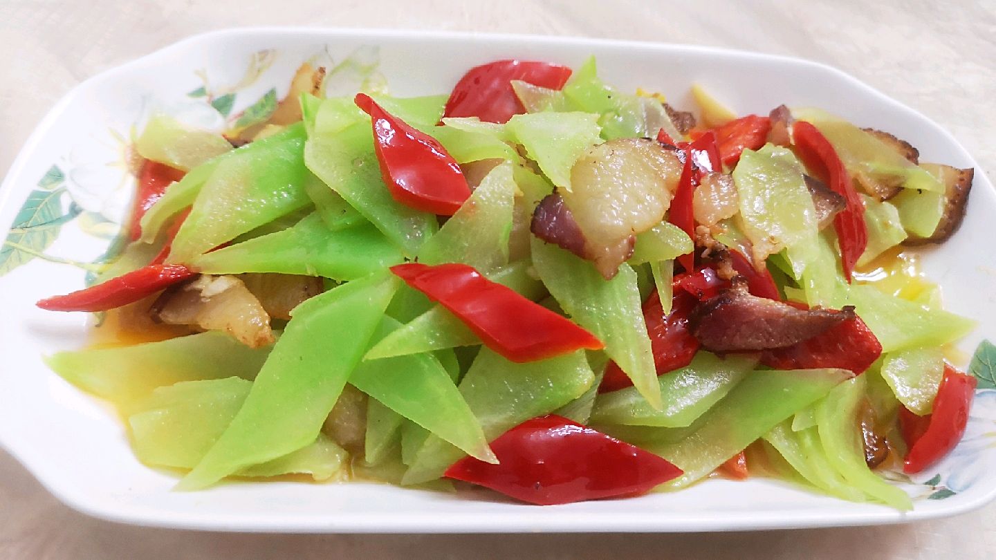 大厨教你莴笋炒腊肉正确做法,莴笋脆绿,腊肉鲜香,味道超赞