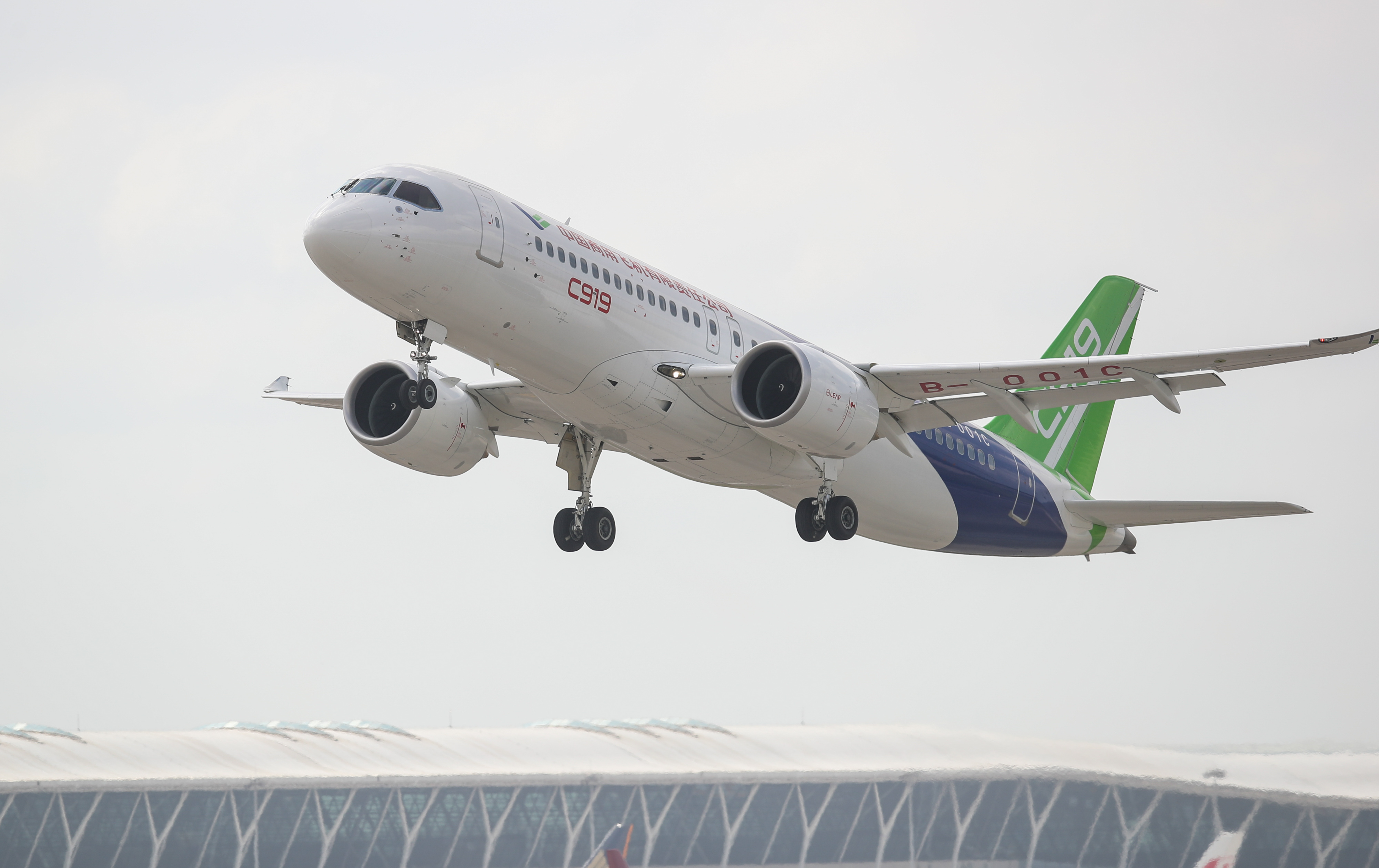 c919大型客机102架机转场东营试飞基地(3)