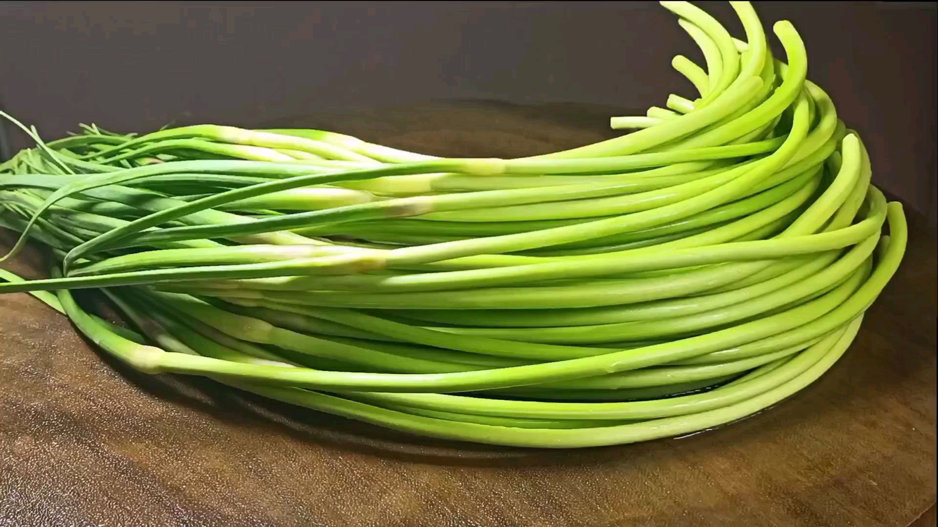 蒜苔别总炒着吃,教你腌糖醋蒜苔,简单易学,酸甜爽脆,好吃