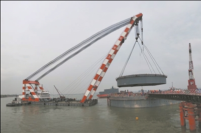 6号墩钢沉井开展首次水上接高